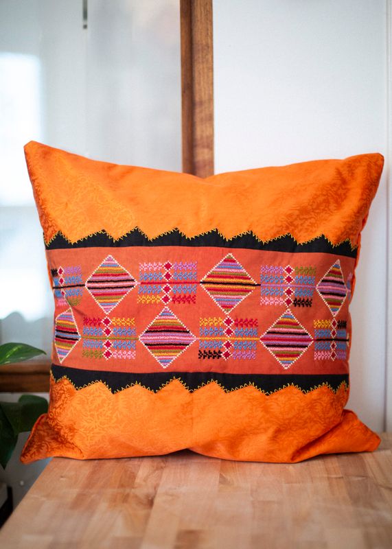 Brodert putetrekk, oransje og flerfarget