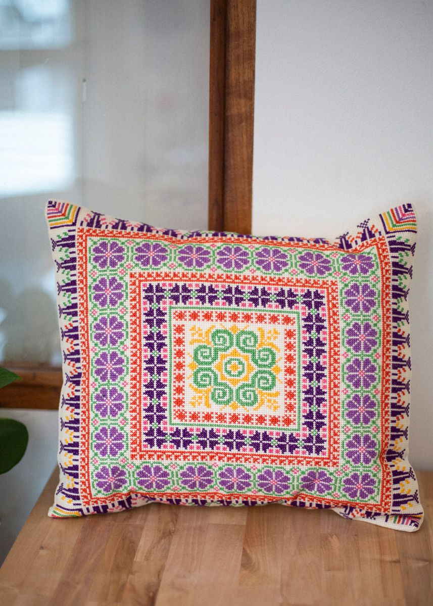 Brodert putetrekk, flerfarget