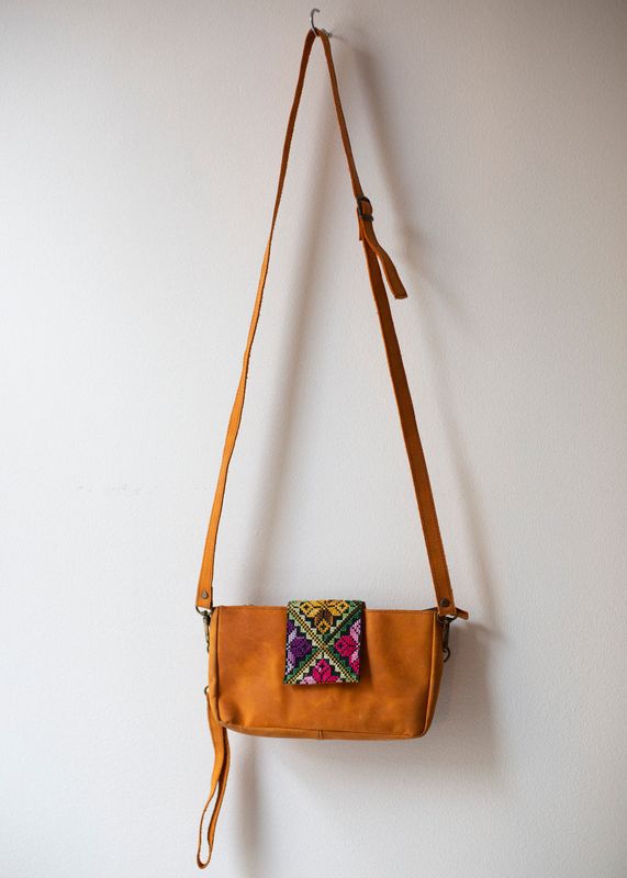 Liten brodert skinnveske, lysebrun
