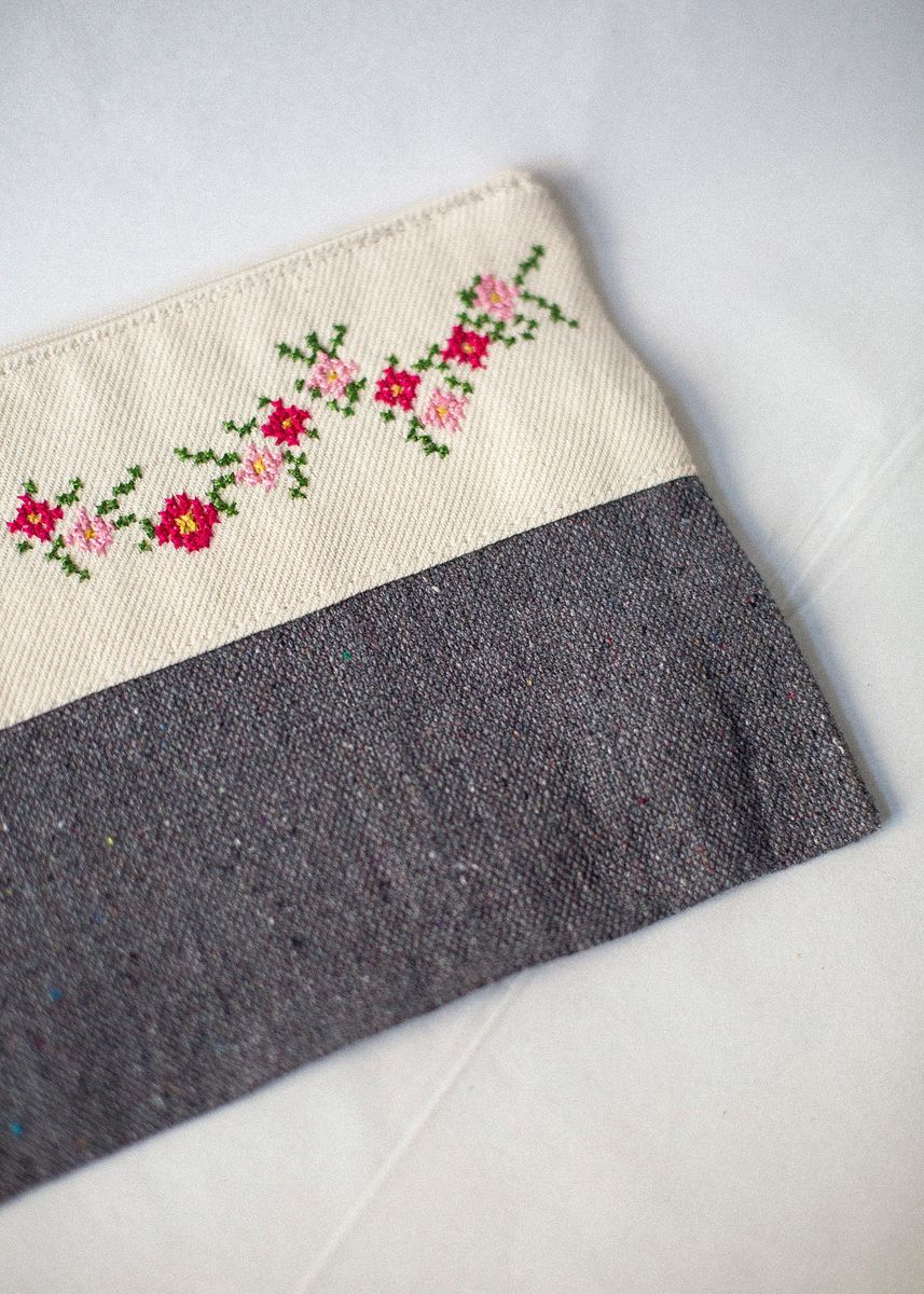 Stor brodert pung, grå