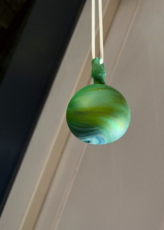 Liten glasskule i fønikisk glass, grønn 6 cm