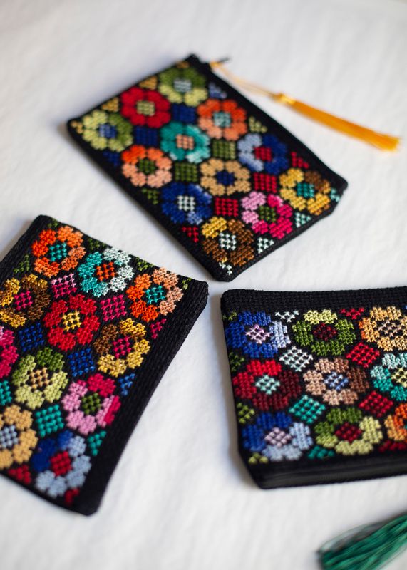 Liten brodert pung, svart og flerfarget