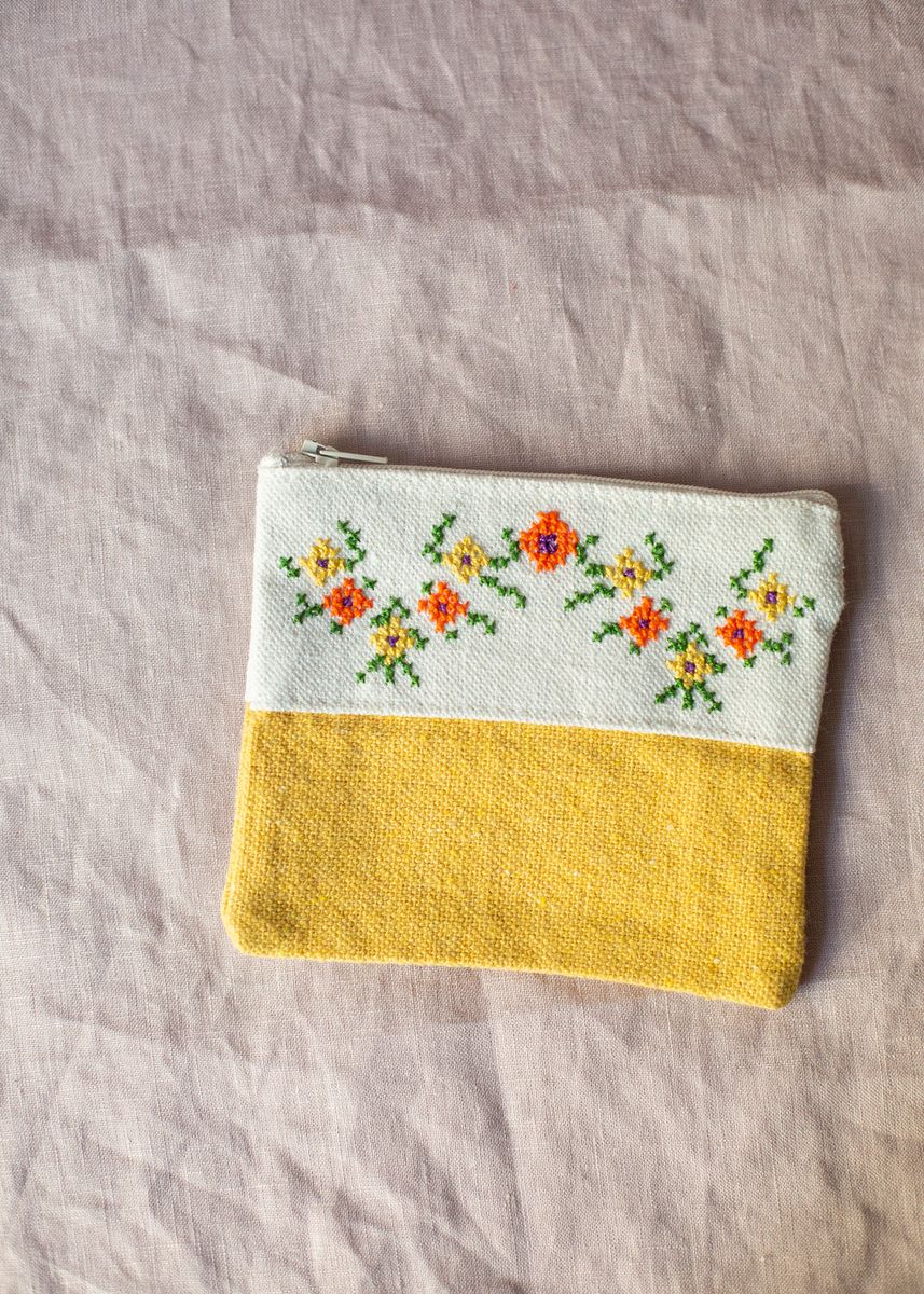 Liten brodert pung, hvit og gul