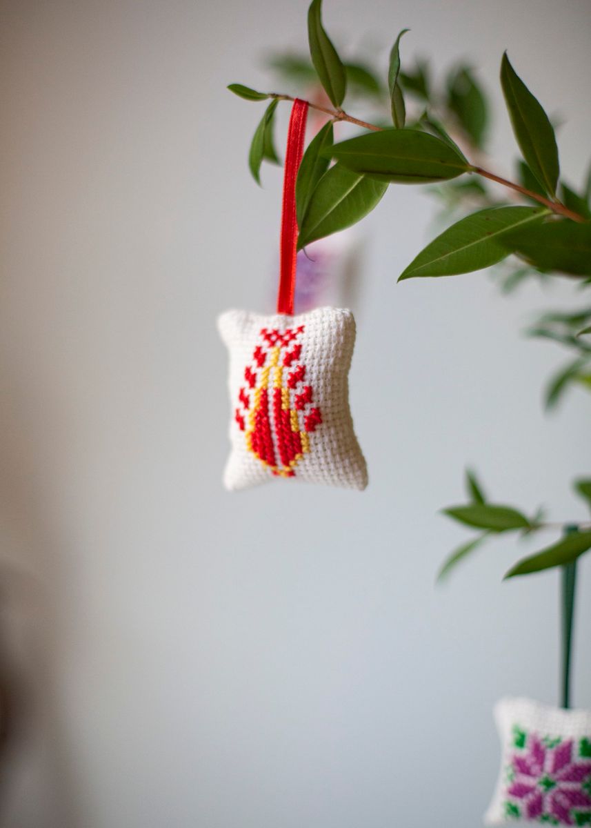 Håndbrodert pynt, Threads of Hope