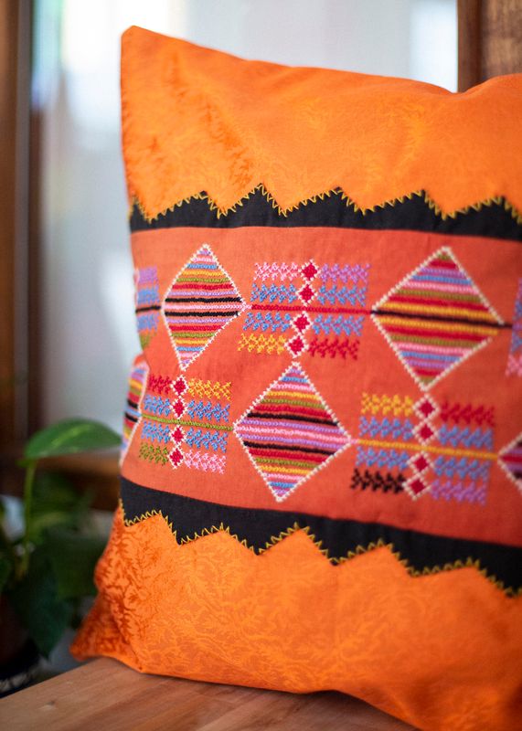 Brodert putetrekk, oransje og flerfarget
